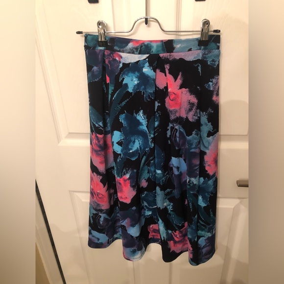 2 pc crop top and skirt set size small - Picture 2 of 3